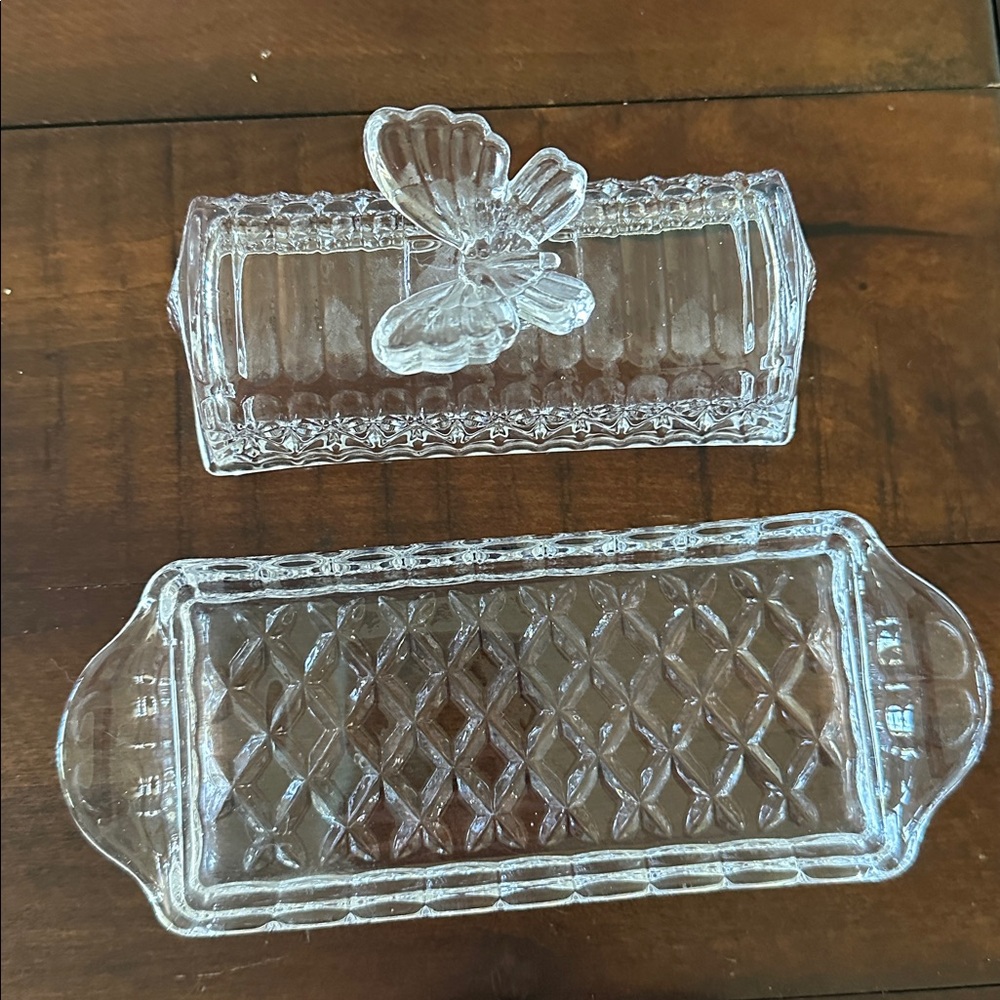 Elegant Clear Glass Lidded Butter Dish with Butterfly Design - Picture 4 of 5